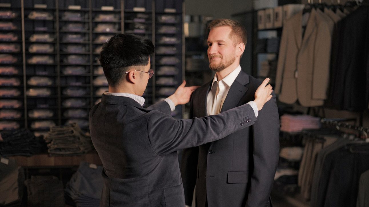 Jak dobrać rozmiar marynarki i jak się prawidłowo zmierzyć