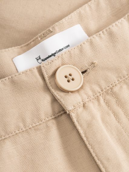 Jednokolorowe spodenki Knowledge Cotton Apparel — Safari