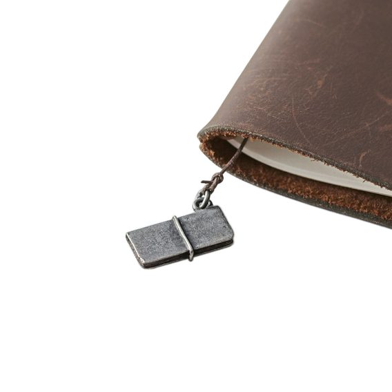 Cynowy wisiorek TRAVELER'S COMPANY - TRAVELER'S notebook