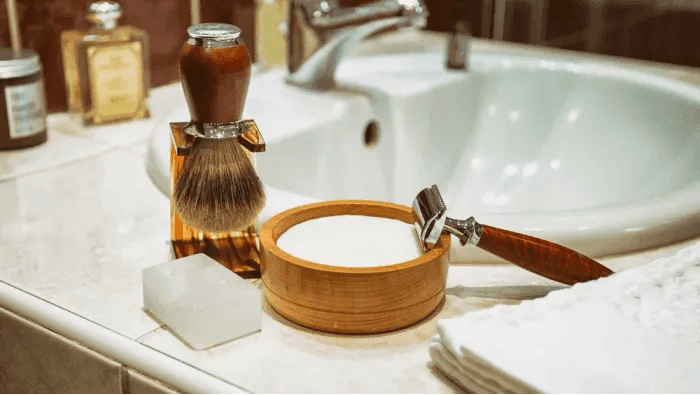 Sfaturi și trucuri pentru bărbieritul umed