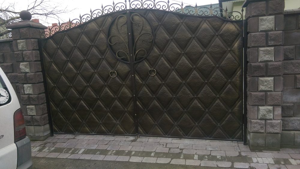 Kovová vjezdová brána