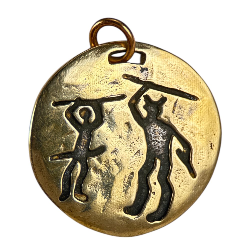 Drakkaria KRIGER, válečnický amulet, skalní rytina Tanum, Švédsko, mosaz