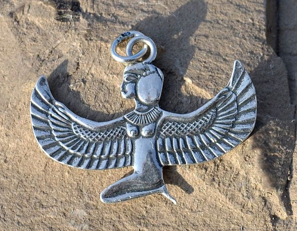 OKŘÍDLENÁ ISIS, egyptská Bohyně - patronka mateřství, stříbrný stříbrný přívěsek, Ag 925