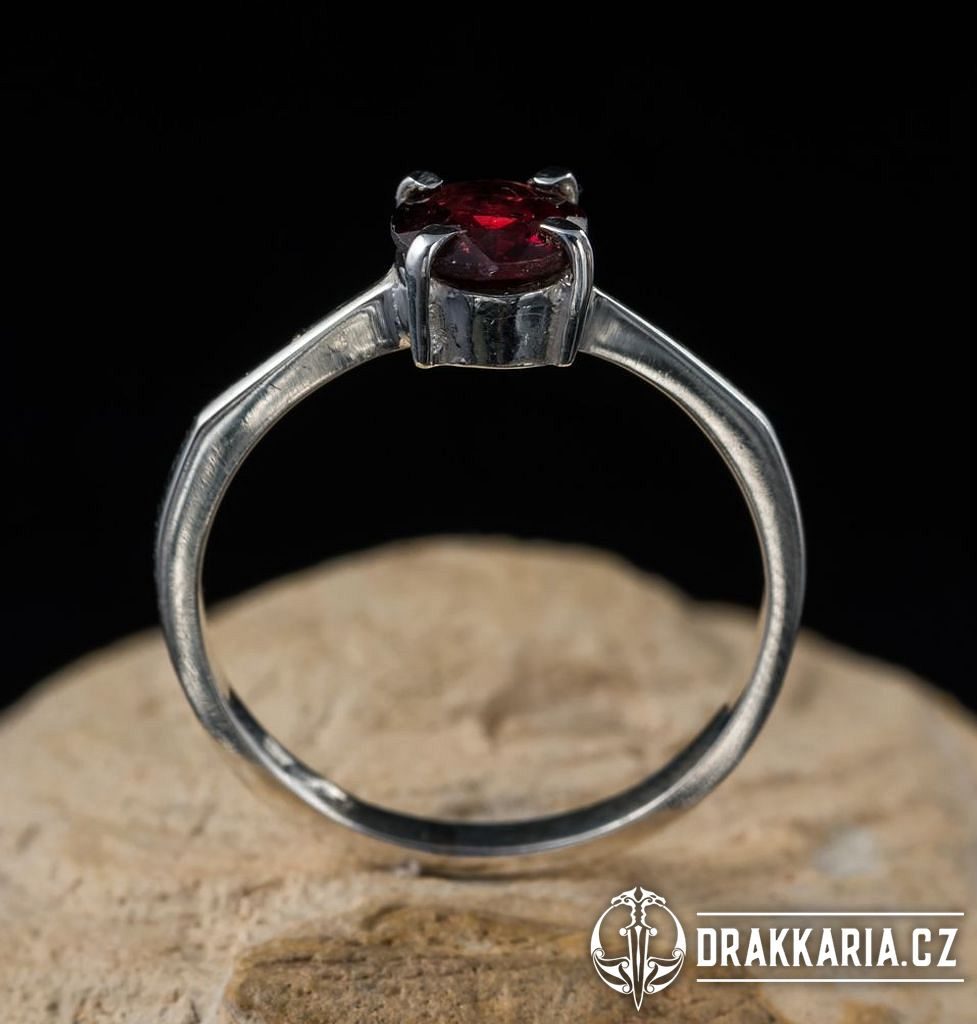 GRANÁTY | stříbrný prsten s granátem - drakkaria.cz