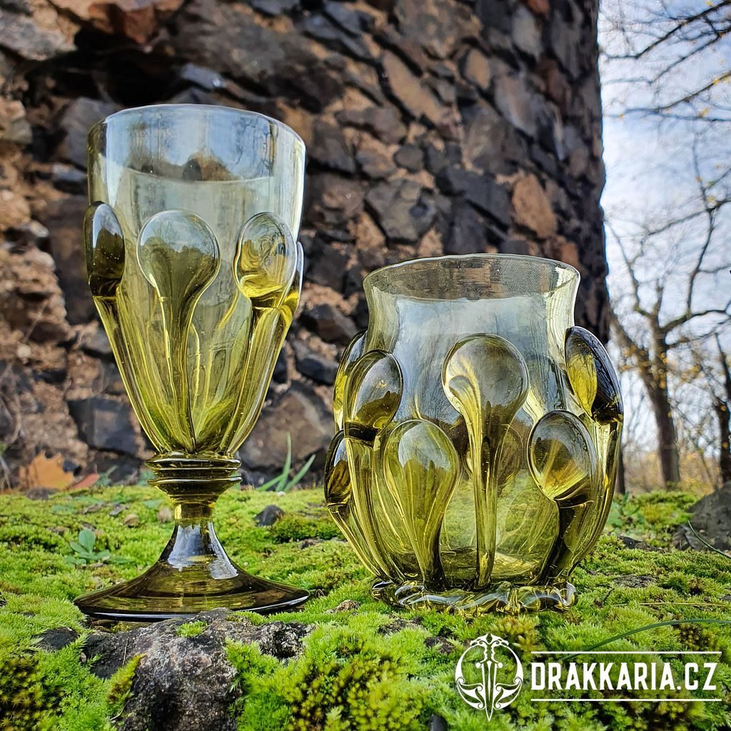 PERCHTA český středověký pohár, zelené lesní sklo - drakkaria.cz