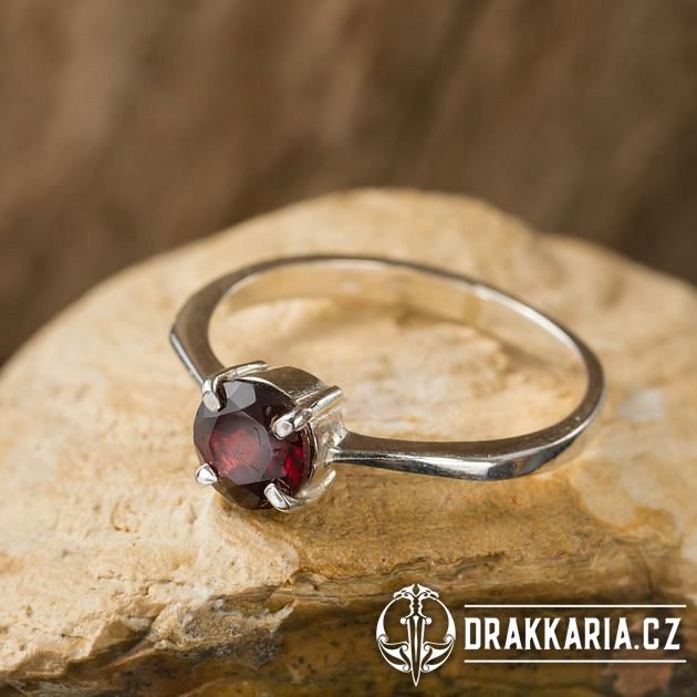 GRANÁTY | stříbrný prsten s granátem - drakkaria.cz