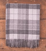 GREY & WHITE TARTAN, LUXUSNÍ VLNĚNÁ DEKA, DOVOZ: IRSKO - LUXUSNÍ VLNĚNÉ DEKY A ŠÁLY, FOXFORD, IRSKO