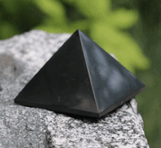 ŠUNGITOVÁ PYRAMIDA 4 X 4 CM - VÝROBKY Z NEROSTŮ, ŠPERKY