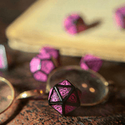 HRACÍ KOSTKY CALL OF CTHULHU 7TH EDITION DICE SET BLACK & MAGENTA (7) - FIGURKY, LAMPY, TĚŽÍTKA