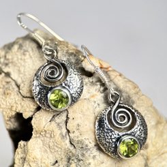 PRAGA, STŘEDOVĚKÉ STŘÍBRNÉ NÁUŠNICE, PERIDOT A LAPIS LAZULI, AG 925/1000 - NÁUŠNICE - STŘÍBRNÉ ŠPERKY