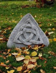 TRIQUETRA KAMENNÝ RELIÉF Z PÍSKOVCE - ZAHRADNÍ DEKORACE - HOME DECOR