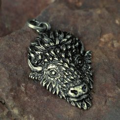 BIZON - TATANKA PŘÍVĚŠEK ZINEK, STAROMOSAZ - ZVÍŘECÍ AMULETY - ŠPERKY