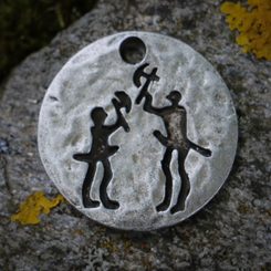 SEKERNÍCI, válečnický amulet, skalní rytina Tanum, Švédsko, zinek