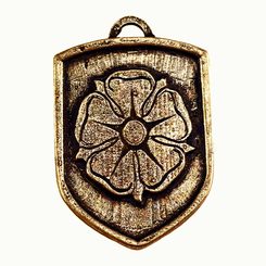 ROŽMBERSKÁ RŮŽE, STŘEDOVĚKÝ ERB VE ŠTÍTU, ZINEK, STAROMOSAZ - STŘEDOVĚKÉ AMULETY - ŠPERKY