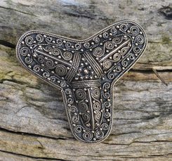 Vikingská trojlístková brož, bronz
