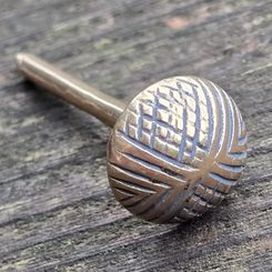 FLEUR DE LIS, NÁKONČÍ NA OPASEK - BRONZ - SPONY A KOVÁNÍ - SEDLÁŘSTVÍ