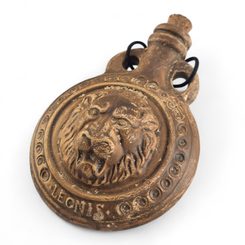 LEV, ŘÍMSKÁ KERAMICKÁ AMPULKA - HISTORICKÁ KERAMIKA - STOLOVÁNÍ