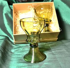 ARTUŠ, velký středověký pohár, zelené sklo - 1 kus