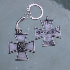 KŘÍŽ V TĚŽKÝCH DOBÁCH 1918-1919, REPRODUKCE, KLÍČENKA - KLÍČENKY Z KOVU - ŠPERKY