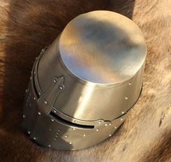 KUŠINICKÝ ŠALÍŘ - STŘEDOVĚKÉ PŘILBY - ZBROJE