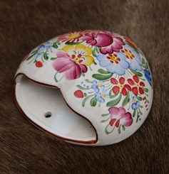 KORBEL, RUČNĚ MALOVANÝ CHODSKÝ HRNEK - UŽITNÁ KERAMIKA - STOLOVÁNÍ
