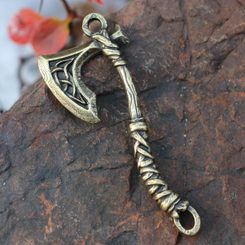 VÁLEČNÁ SEKERA, PŘÍVĚŠEK ZINEK STAROMOSAZ - STŘEDOVĚKÉ AMULETY - ŠPERKY