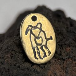 KRIGER, VÁLEČNICKÝ AMULET, SKALNÍ RYTINA TANUM, ŠVÉDSKO, MOSAZ - PŘÍVĚSKY - ŠPERKY