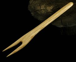 DŘEVĚNÁ VIDLIČKA - DOBOVÉ STOLOVÁNÍ - STOLOVÁNÍ