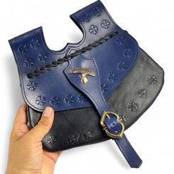 FLEUR DE LIS, NÁKONČÍ NA OPASEK - BRONZ - SPONY A KOVÁNÍ - SEDLÁŘSTVÍ