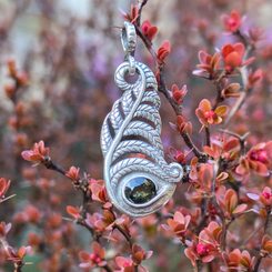 STŘÍBRNÝ PŘÍVĚSEK S VLTAVÍNEM, KAPRADÍ AG 925/1000 - ŠPERKY S VLTAVÍNY - STŘÍBRNÉ ŠPERKY