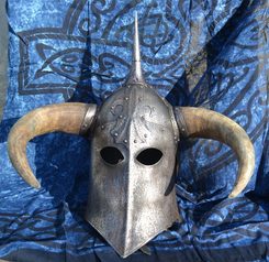 PÁN TEMNOT, FANTASY PŘILBA S ROHY - OSTATNÍ A FANTASY PŘILBY - ZBROJE