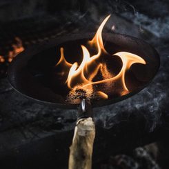 PÁNEV Ø 32 CM, VČ. OCHRANNÉHO OBALU MUURIKKA - VAŘENÍ V PŘÍRODĚ - TÁBOŘENÍ A ŘEMESLA