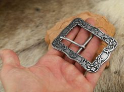 NÁKONČÍ, GOKSTAD, NORSKO, SLITINA ZINKU, STAROSTŘÍBRO - SPONY A KOVÁNÍ - SEDLÁŘSTVÍ