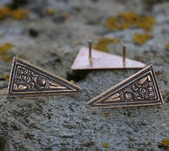 ANGLO-SASKÁ DESTIČKA Z ROHU, TAPLOW, BRONZ - NÝTEK - BROŽE A KNOFLÍKY - ŠPERKY