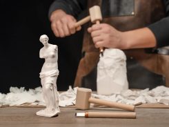 PORCELÁNOVÝ HRNEK, SKOTSKÝ LEV - UŽITNÁ KERAMIKA - STOLOVÁNÍ