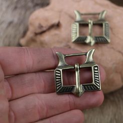 ŽEBROVANÁ STŘEDOVĚKÁ SPONA, ZINEK - SPONY A KOVÁNÍ - SEDLÁŘSTVÍ