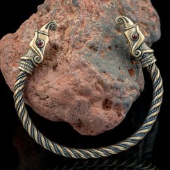 Huginn a Muninn, vikingský náramek, bronz