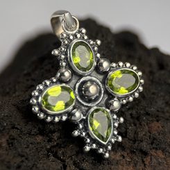 VICENZA, STŘÍBRNÝ PŘÍVĚSEK, PERIDOT AG 925/1000 - PŘÍVĚSKY - STŘÍBRNÉ ŠPERKY