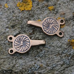 HÁČKY NA OVINKY, ANGLIE, X. STOLETÍ BRONZ, PÁR - BROŽE A KNOFLÍKY - ŠPERKY