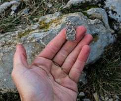 KOŽENÝ KALÍŠEK S VÍKEM A 6 HRACÍCH KOSTEK - STŘEDOVĚKÉ DESKOVÉ HRY - HRY A KNIHY