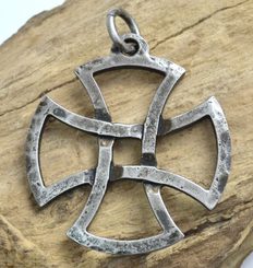 TEMPLÁŘSKÝ KŘÍŽ, kovaný amulet