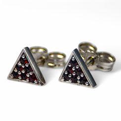 TRIANGLE, STŘÍBRNÉ NÁUŠNICE S GRANÁTY, AG 925/1000 - NÁUŠNICE - STŘÍBRNÉ ŠPERKY