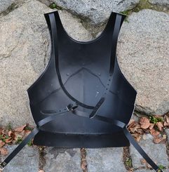 PŘEDNÍ KYRYS, ZDOBENÝ, ČÁST ZBROJE - KYRYSY - ZBROJE