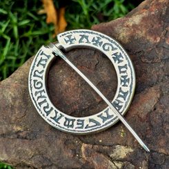STŘEDOVĚKÁ BROŽ, ROK 1300, LOMBARDSKÉ PÍSMO, BRONZ - BROŽE A KNOFLÍKY - ŠPERKY