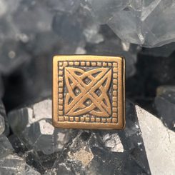 FLEUR DE LIS, NÁKONČÍ NA OPASEK - BRONZ - SPONY A KOVÁNÍ - SEDLÁŘSTVÍ