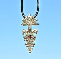 ORLÍ HLAVY - raně středověký přívěšek, šperk s granátem, stříbro 925