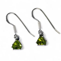 TRIANGULAR, STŘÍBRNÉ NÁUŠNICE S PERIDOTEM, AG 925 - NÁUŠNICE - STŘÍBRNÉ ŠPERKY
