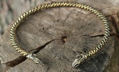 JELLING - VIKINGSKÝ DRAK, NÁRAMEK, BRONZ - NÁRAMKY - ŠPERKY