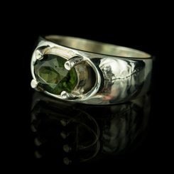 VLTAVÍN, stříbrný prsten, broušený moldavit, Ag 925