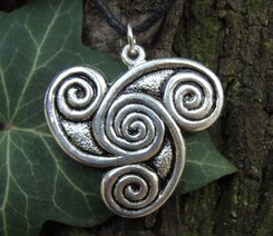 NEWGRANGE TRISKELLION, POSTŘÍBŘENÝ ZÁVĚS - KELTSKÉ AMULETY - ŠPERKY